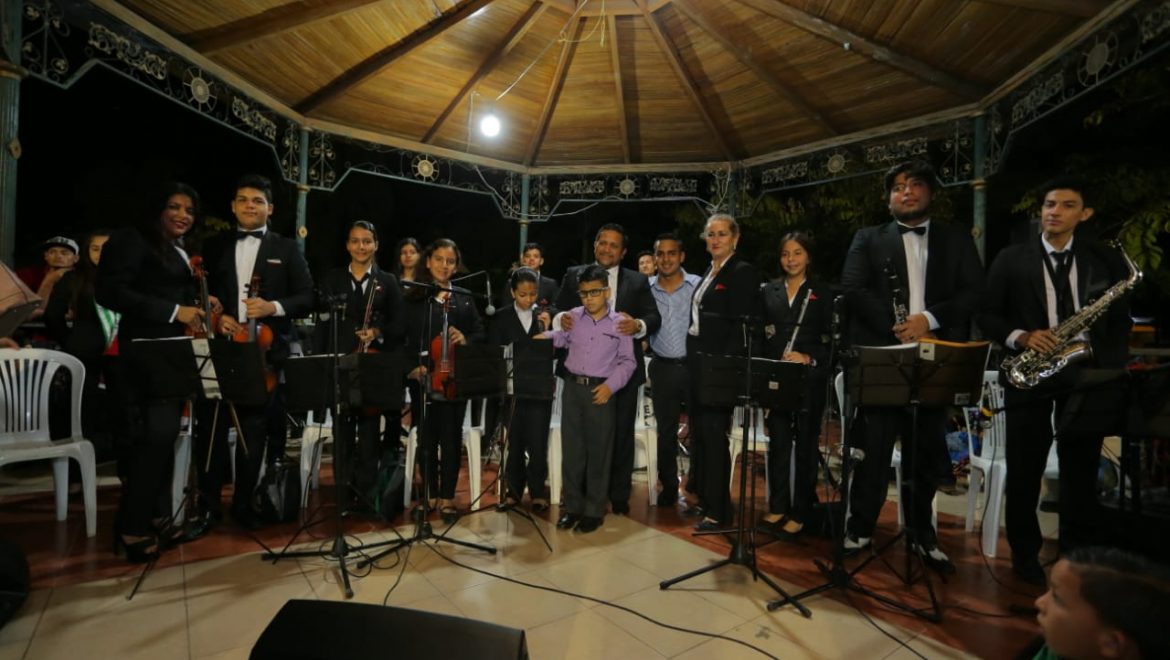 SAN ISIDRO RINDIÓ HOMENAJE A JUNIOR Y RENÉ