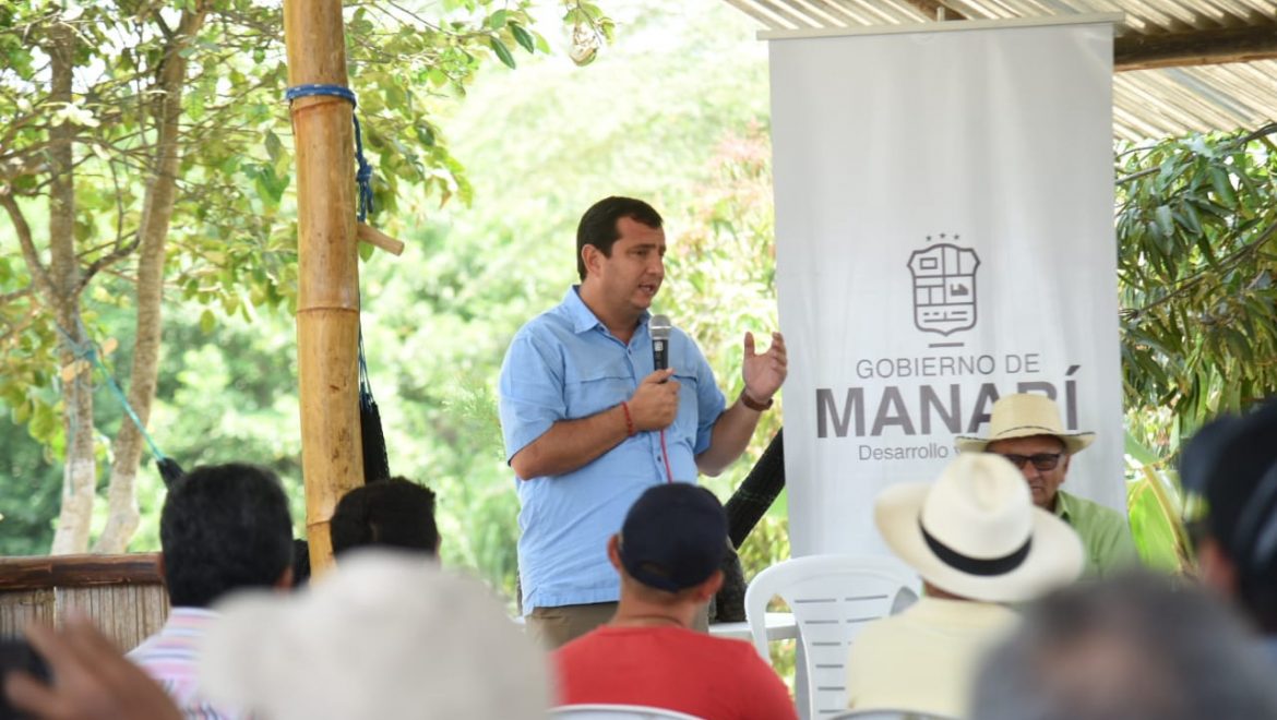 PREFECTO SE REÚNE CON LÍDERES CAMPESINOS DE MANABÍ