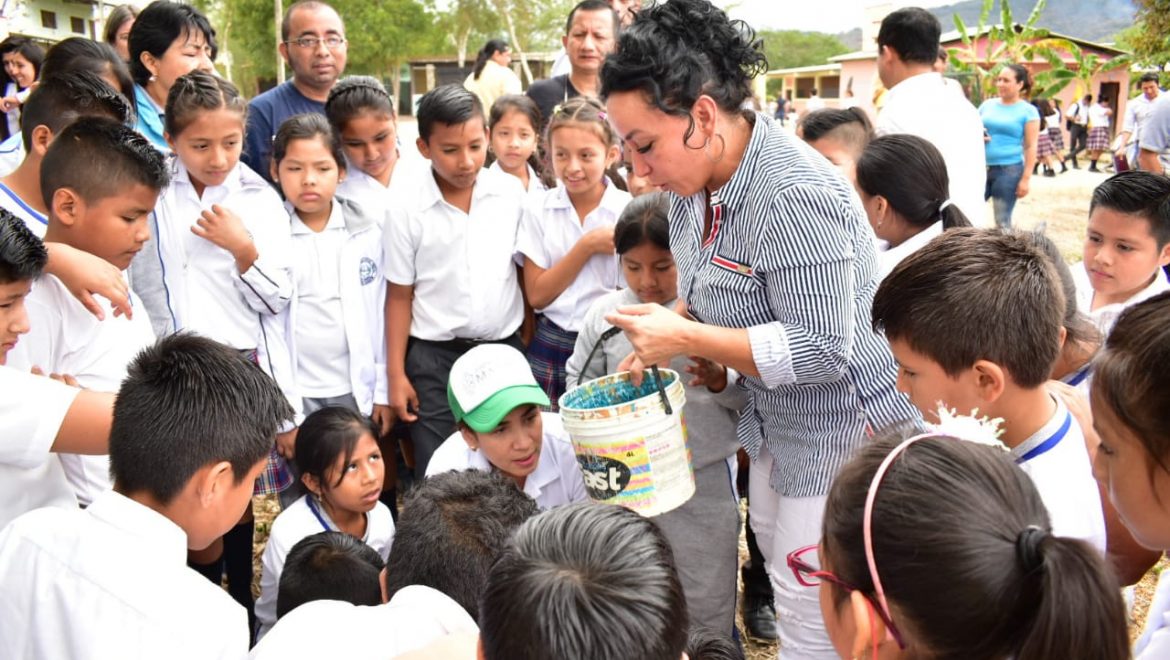 Gobierno de Manabí entregó plantas y tachos para desechos sólidos en Jipijapa