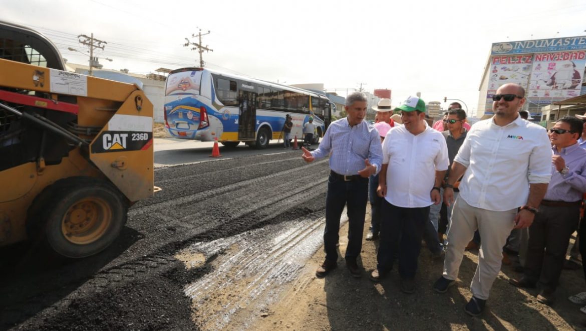 Autoridades constatan obras en la vía Manta – Montecristi