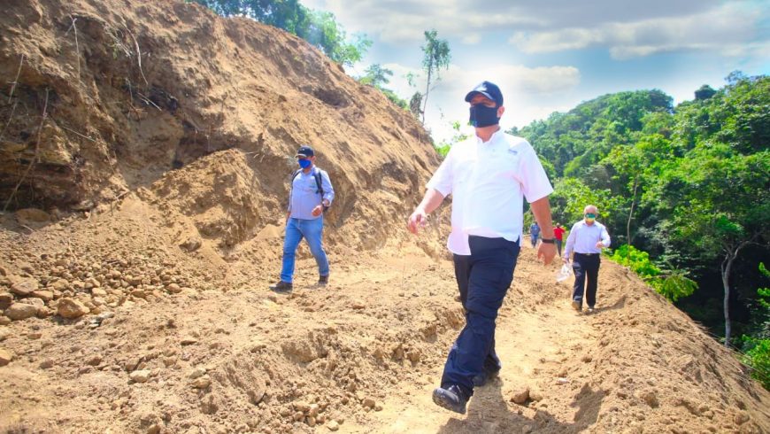 Prefecto recorre trabajos viales  en comunidades de Santa Ana