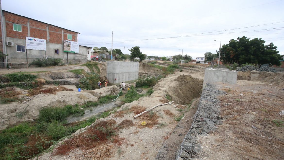 Avanza construcción de puente en barrio Divino Niño de Manta