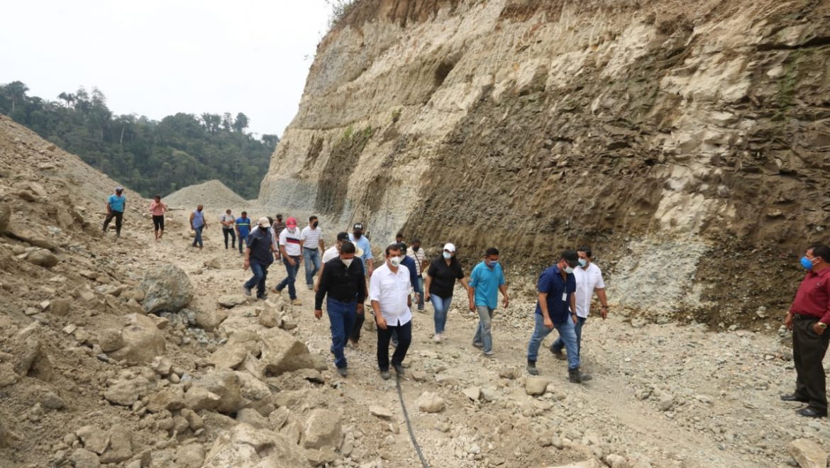 PREFECTO RECORRE Y ENTREGA VÍAS EN SANTA ANA Y SUCRE