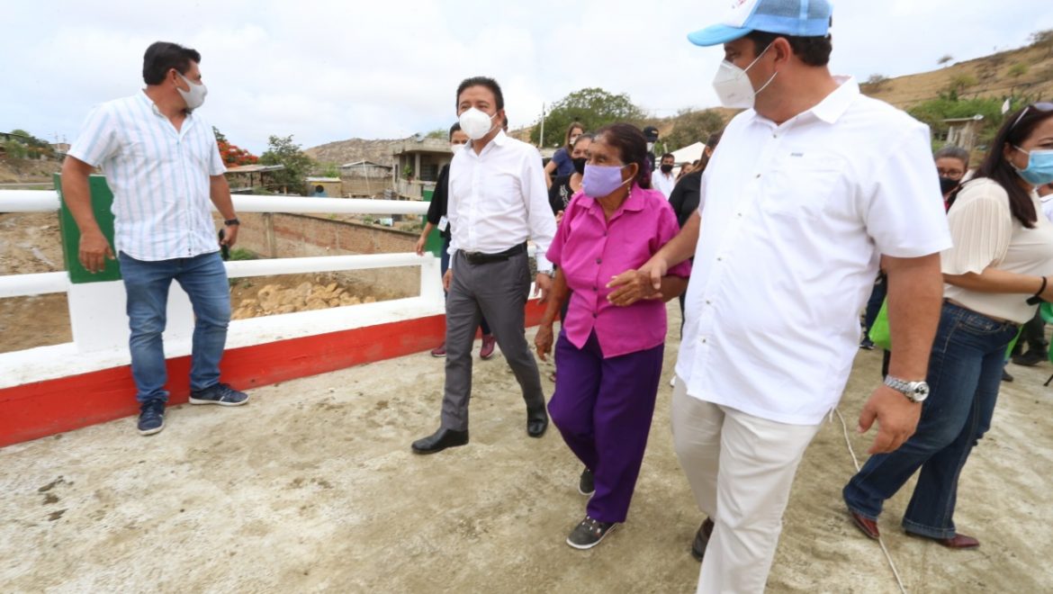 DOS NUEVOS PUENTES ENTREGÓ LA PREFECTURA EN MANTA