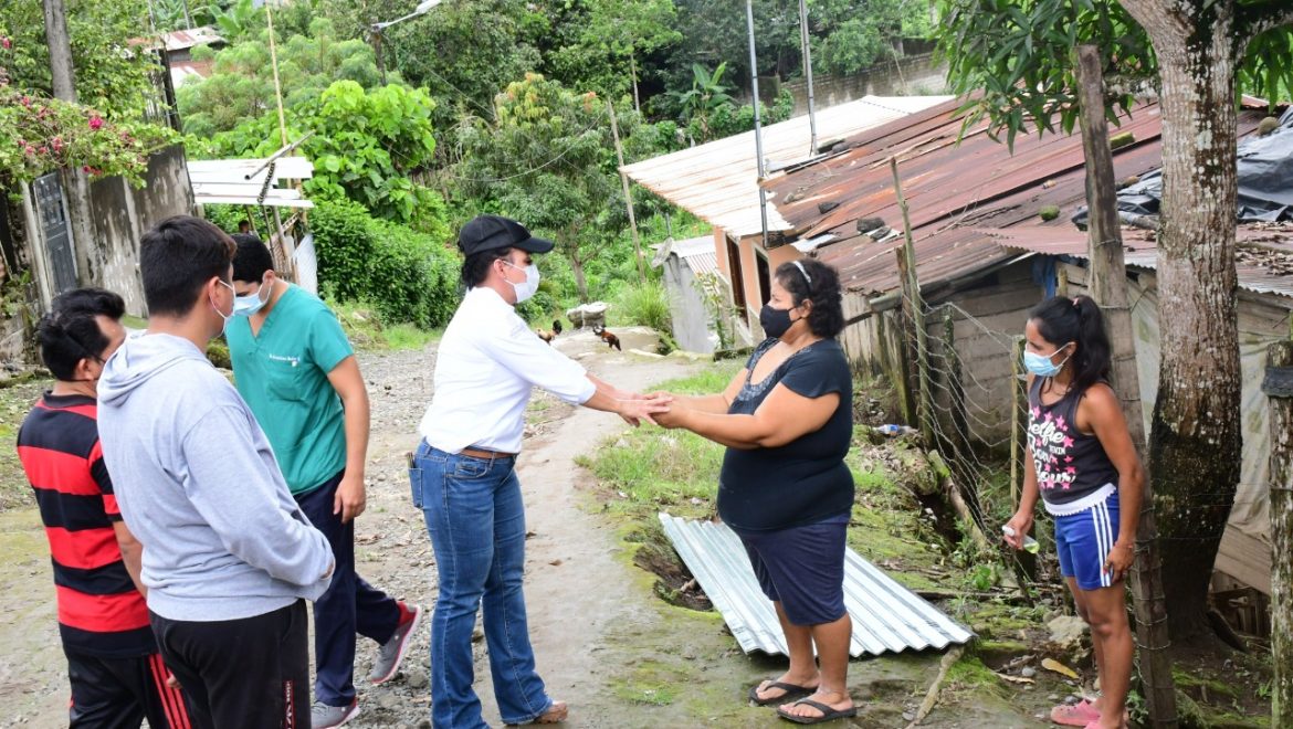 VICEPREFECTA LLEGA CON AYUDAS A PERSONAS VULNERABLES DE EL CARMEN